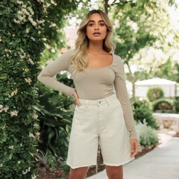 Missguided Plus High Rise Denim Shorts Frayed Hem Long Line Jean Bermuda Plus Sz - Picture 2 of 11